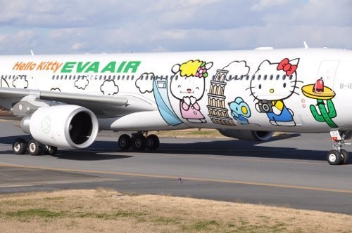 Chuyến bay đầu tiên mang tên Hello Kitty của hãng Eva Air vừa thực hiện cuối tháng 12/2011 vừa qua đã nhanh chóng thu hút sự quan tâm của giới trẻ, đặc biệt là các teen girl ở Đài Loan.